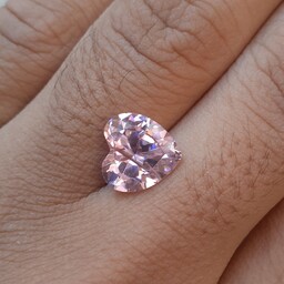 الماس مصنوعی czدرجه یک وارداتی تراش خاص رنگ کمیاب سنگ یه ترک کوچیک داره که جزو خود سنگه ومعلوم نیست