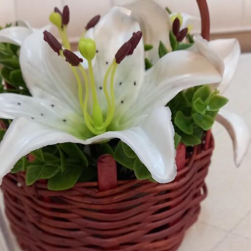 گل مصنوعی لیلیوم سبد ترکه ای گل لیلیوم با گلهای مصنوعی سفید (فروشگاه کاج )