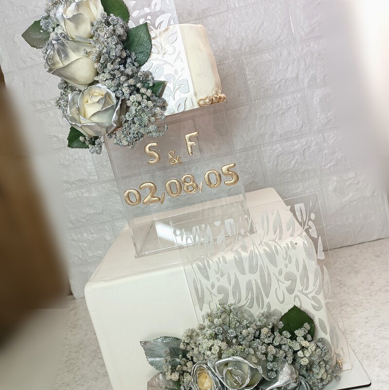 کیک عروسی سه طبقه قابل اجرا در هر طرح و مدلی با فیلینگ موز و گردو و شکلات چیپسی و سس شکلاتی 