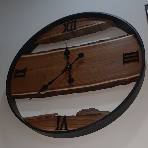 ساعت دیواری مدل روستیک ترکیب چوب وفلز با اعداد رومی با قطر 58 سانت و ساخته شده از چوب درخت توت 