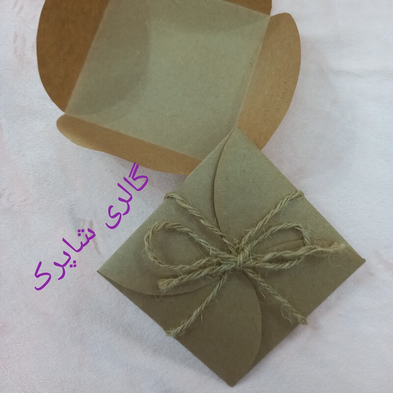 پاکت کرافت هدیه10 در 10 مدل برش هلالی همراه با بند کنفی یا روبان ساتن مناسب برای هدیه ها و خریدهای کوچک