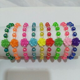دستبند بچگانه دخترانه مرواریدی هفت رنگ عمده حداقل سفارش 30عدد دستبند گل دار در رنگبندی متنوع گیفت و هدیه 