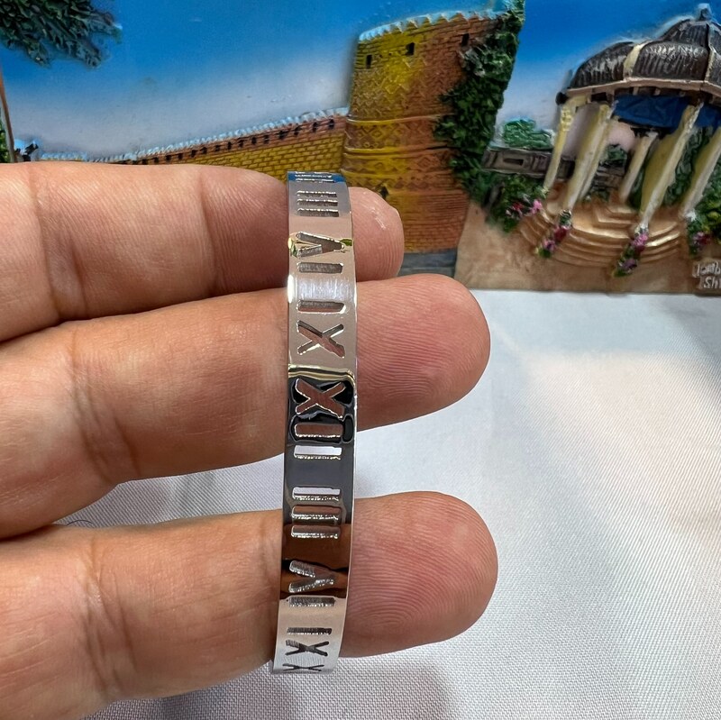 دستبند النگویی استیل 316 سفید با اعداد یونانی فری سایز