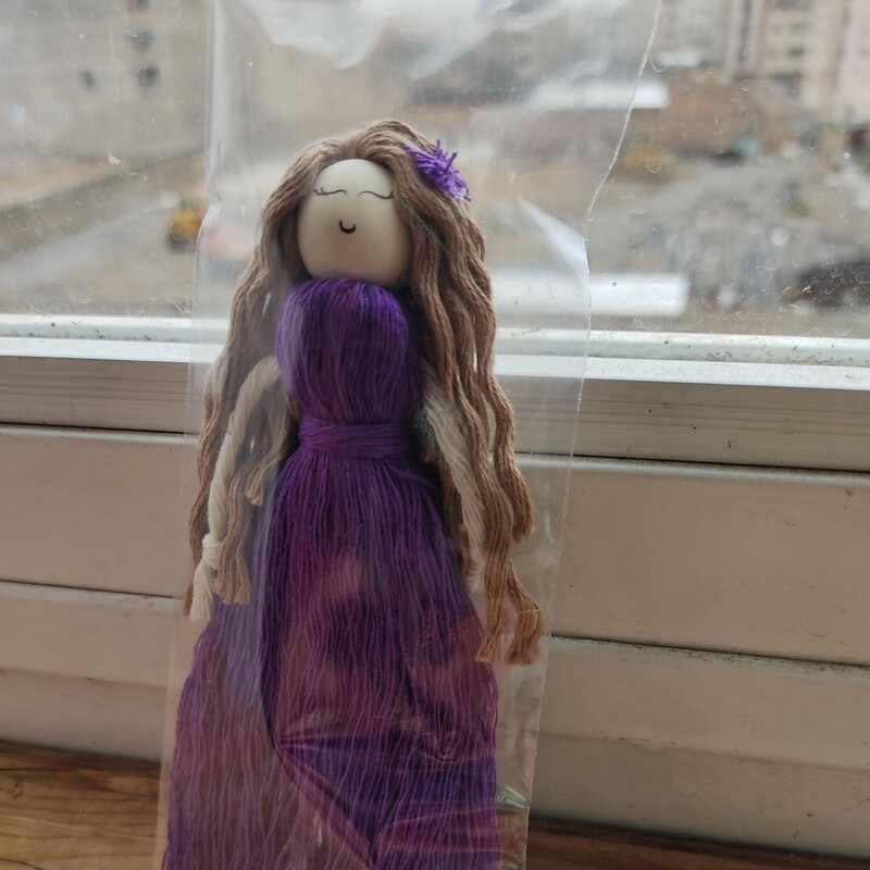 عروسک مکرومه ای با گلسر پاپیونی