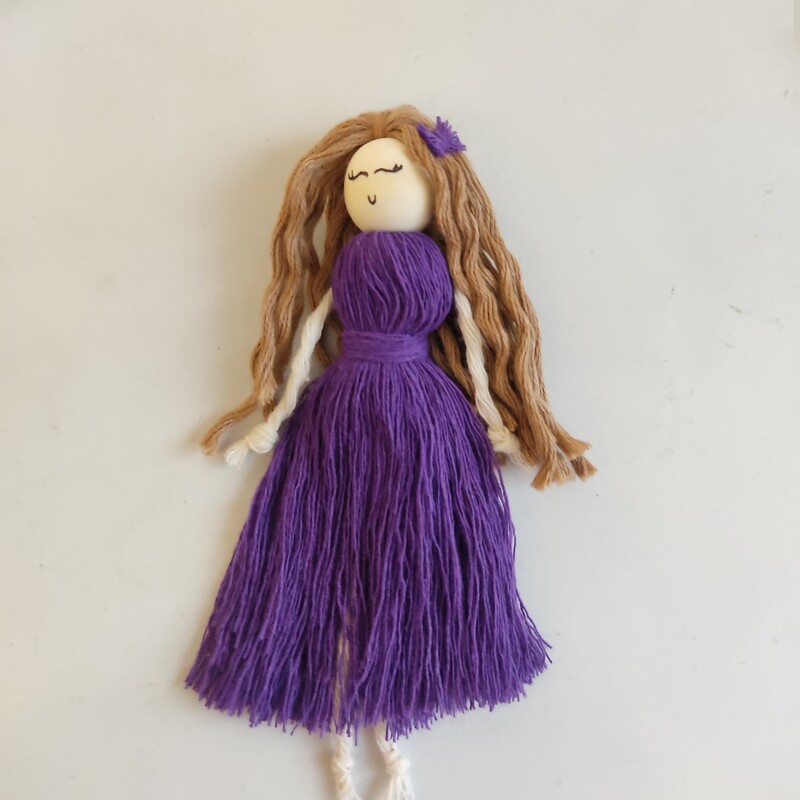 عروسک مکرومه ای با گلسر پاپیونی