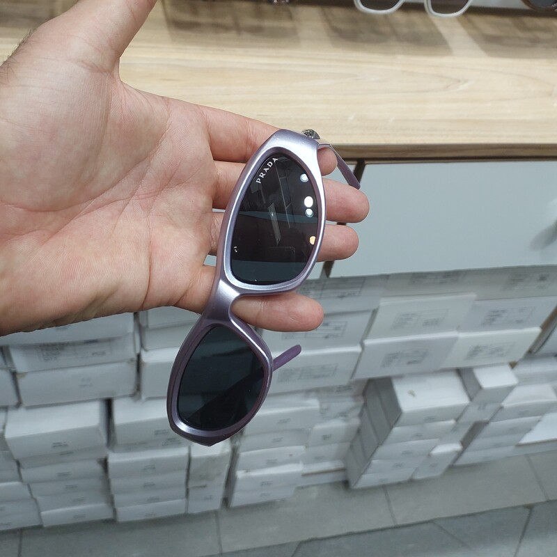 عینک آفتابی گربه ای مارک پرادا مناسب گردشگری و موتور سواری و آفرود(رنگ بنفش)