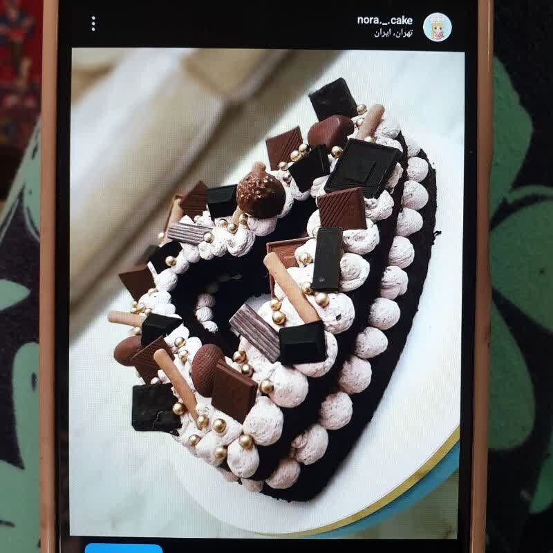سابله کیک شکلاتی فیلینگ موز و گردو و شکلات چیپسی و سس شکلاتی با تزئینات مختلف شکلات 