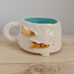 ماگ سرامیکی دستساز دفرمه طرح ماهی طلایی و دریا (sea) رنگ آبی 
