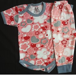لباس نوزادی زیردکمه استین کوتاه و شلوار سایز 1و2و3 طرح قلب وگل