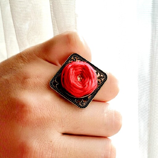 انگشتر گلدوزی طرح تگ گل رز قرمز عاشقانه