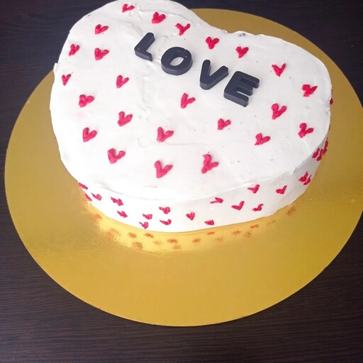 کیک ولنتاین عشق love قلبی قرمز با پایه کیک شکلات 