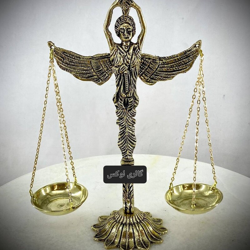 مجسمه ترازوی عدالت مدل فرشته ارتفاع 27سانت همراه با کفی ورق برنج جنس برنج 