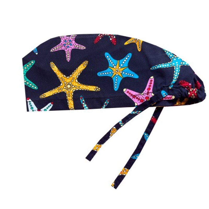 	کلاه جراحی طرح ستاره دریایی با زمینه ی سرمه ای و کاملا نخی 
