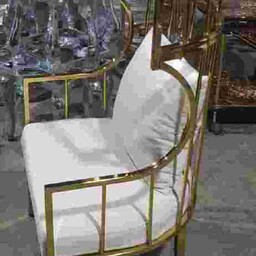 صندلی مدل شاه نشین با تشک و تکیه گاه دررنگ بندی طلایی ونقره ای ورنگ بندی چرم و پارچه هزینه ارسال به عهده مشتری میباشد 