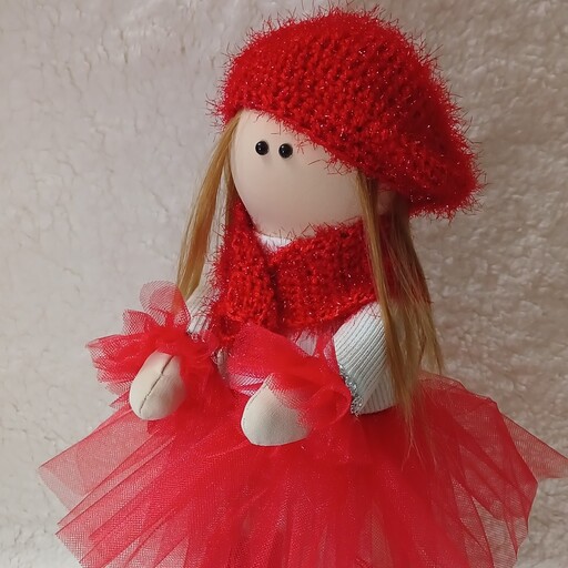 عروسک یلدایی عروسک روسی با لباس قرمز کلاه وشال بافته شده با کاموا 