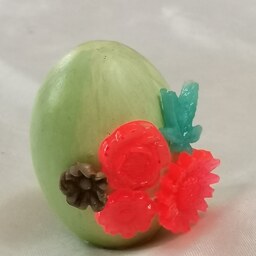 تخم مرغ سنگی تزیین شده با گلهای کوچک سبز رنگ مناسب برای عید نوروز و تزیین خانه