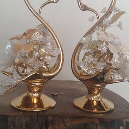 گلدان قو شیشه ای آبکاری شده با رنگ طلایی کار شده با گل شقایق لب طلای و پا اردکی تدک وزن 428 کرم