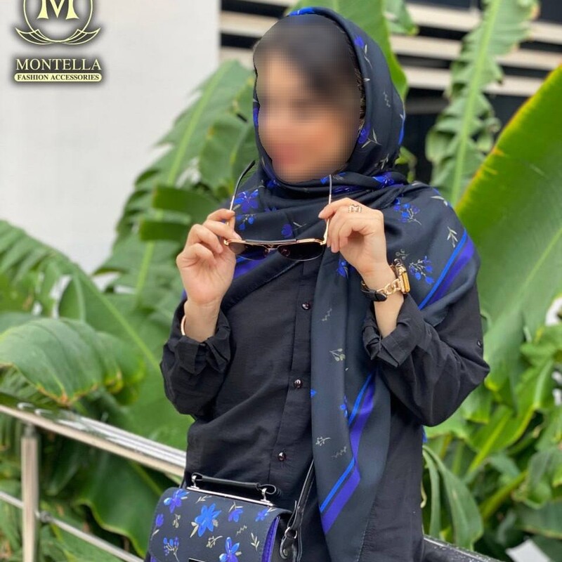 ست کیف و روسری بابونه آبی کاربنی با کیف پاسپورتی و روسری نخی قواره 130 منگوله دار (با شال هم قابل سفارشه) 