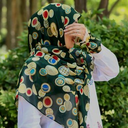 روسری سبز توپی دخترانه جنس حریر سفارشی قواره دار همراه با هدیه کاری زیبا از مزون حجاب تبسم