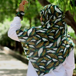 روسری حریر سفارشی طرح پر زیبا رنگ سبز ، قواره دار  کاری زیبا از مزون حجاب تبسم همراه با هدیه