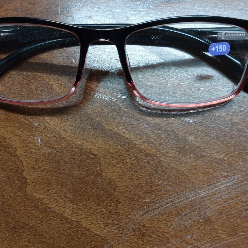 عینک طبی شماره مثبت 150صورتی میتونین شیشه مناسب خودتون رو جایگزین کنین.کائوچویی.هم زنانه هم مردانه