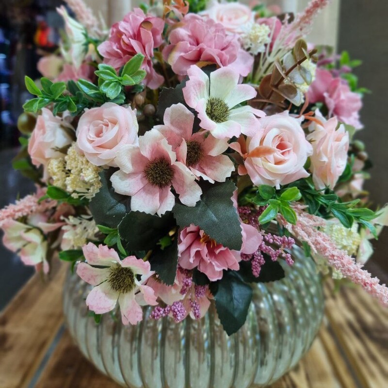 گل و گلدان مصنوعی رومیزی و کادوئی مناسب برای هدیه و خواستگاری و بله برون و چشم روشنی 