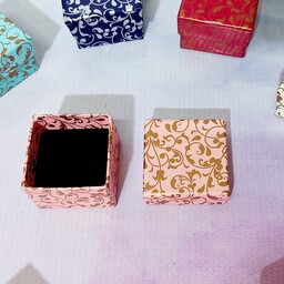 جعبه طلا و جواهر  انگشتر 24 عددی  مقوایی  هاردباکس طرح دار  طرح اسلیمی رنگی رنگی   دارای ابر مخمل کهن 