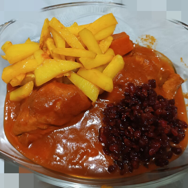 زرشک پلو با ران مرغ  با سیب زمینی سرخ شده زعفرانی همراه با برنج ایرانی طارم هاشمی 