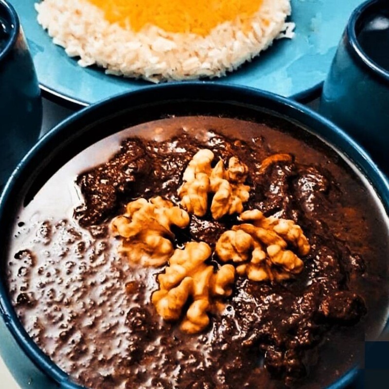 فسنجون با مرغ ریش ریش شده همراه با برنج ایرانی طارم هاشمی معطر 