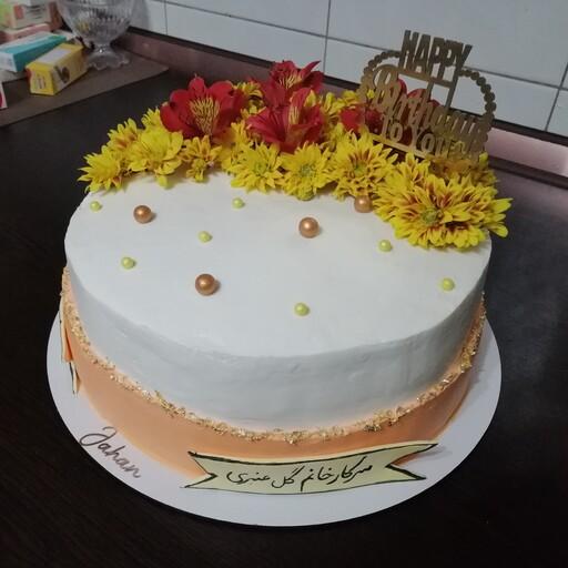 کیک خامه ای طرح گسل با تزیین گل های طبیعی 