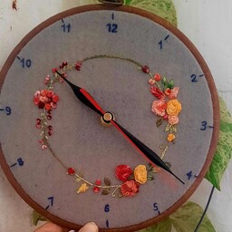 ساعت گلدوزی شده مناسب جهت آویز  اتاق و هدیه دادن سفارش در رنگ ها و مدل های متنوع