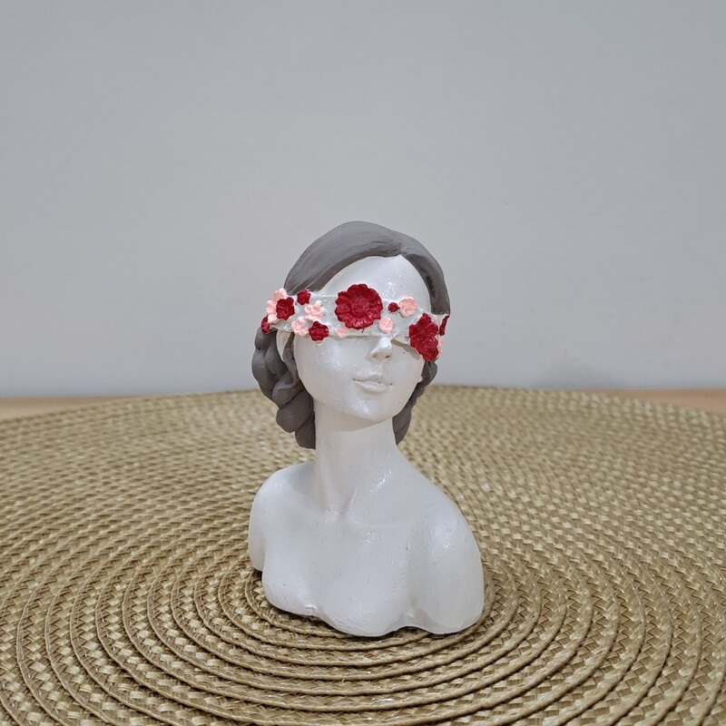 مجسمه دکوری سردیس دختر  با چشم بند گل پلی استر  رنگ شده کار دست
