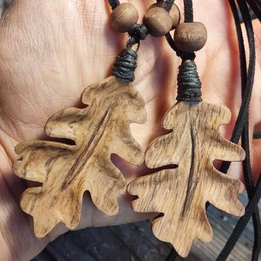 گردن آویز برگ بلوط..  خلق شده از چوب درخت بلوط   به روش کعرقی برش خورده و با قلمهای ریز  نازک کاری.. کنده کاری شده 
