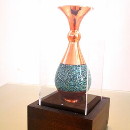 گلدان صراحی مسی فیروزه کوب به همراه استند چوبی و محافظ شفاف 