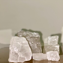 دلنمک (نمک جهرم)کریستال شیشه ای به صورت کلوخه 2سانتی الی 6سانتی به صورت فله کیلویی