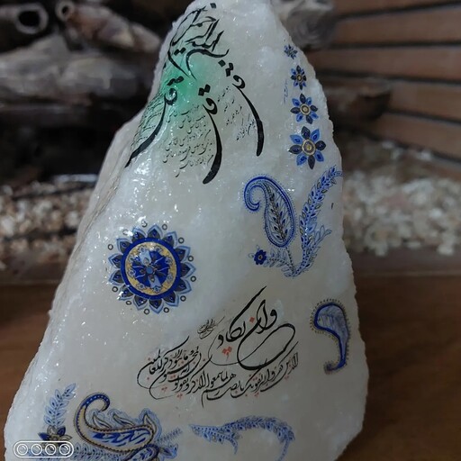 سنگ نمک تزئینی باایه قرانی  رنگ ثابت وقابل شستشواین سنگ برای دورشدن انرژیهای منفی درمنزل ومحل کارتون مفیدمیباشد