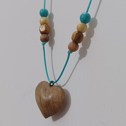 گردنبند چوبی قلب چوب گردو با بند چرمی صنایع دستی بیاتانی