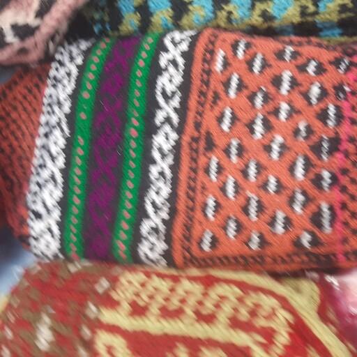جوراب پشمی دستباف با نخ طبیعی و طرح سنتی، مناسب برای سرما 