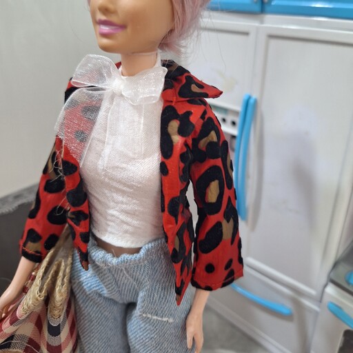 لباس عروسک باربی ویژه ست تاپ و کت و شلوار  باربی همراه کیف کنفی مناسب برای باربی لاغر 