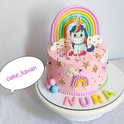 کیک تولد دخترانه اسب تک شاخ.رنگین کمان زیبا با فیلینگ موزگردو و سس شکلات و شکلات چیپسی 