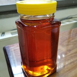 عسل شبدر غلیظ و شیرین، دارای طعم ملایم و رنگ روشن