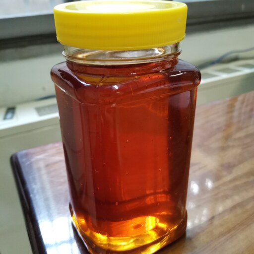 عسل شبدر غلیظ و شیرین، دارای طعم ملایم و رنگ روشن