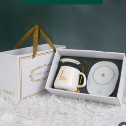 ماگ حرارتی سرامیکی مارک لاکی به همراه هیتر برقی و قاشق طلایی و جعبه کادویی در رنگ سفید.