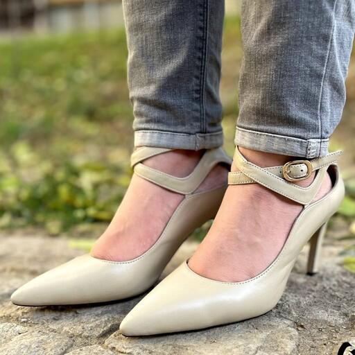کفش زنانه مجلسی تمام چرم طبیعی در دو رنگ مشکی و کرم مناسب خانم های شیک پوش