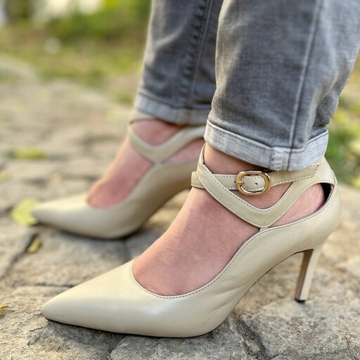 کفش زنانه مجلسی تمام چرم طبیعی در دو رنگ مشکی و کرم مناسب خانم های شیک پوش