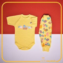 لباس راحتی نوزاد و کودک، ست زیر دکمه آستین کوتاه و شلوار، برند تاپ لاین، طرح جوجه زرد، سایز بندی از صفر تا سه سال.