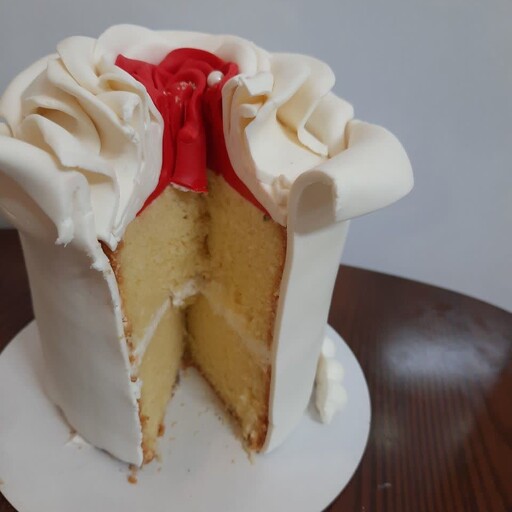کیک خانگی کیک تولد  کیک خامه  با بافتی بسیار نرم و استفاده از مرغوب ترین مواد اولیه  ثبت سفارش با دیزاین و فیلینگ دلخوا 