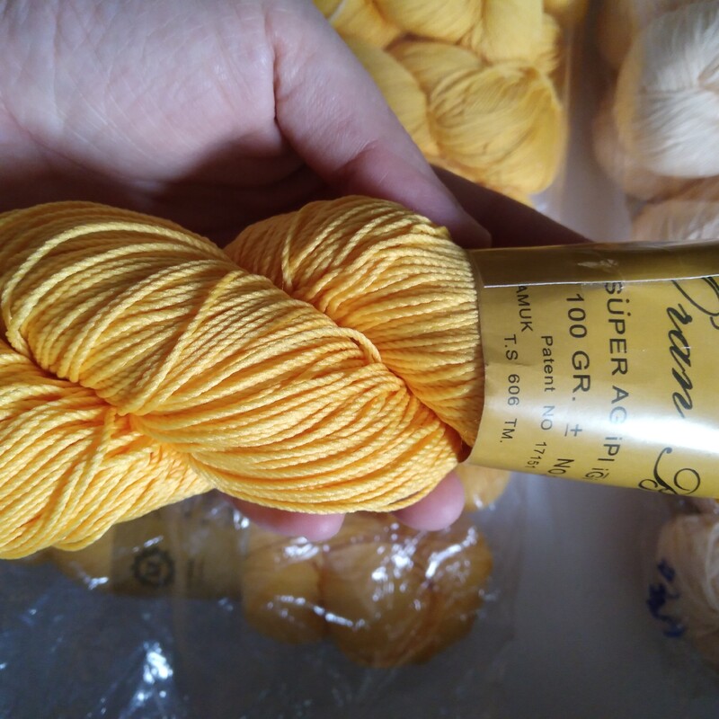 کاموا مرسریزه 100گرمی رنگ زرد زعفرانی 300متر کیفیت عالی
