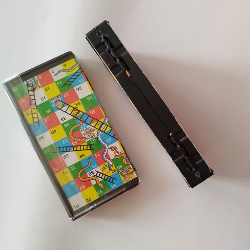 بازی فکری مارپله جعبه ای پلاستیکی کوچک همراه با تاس و مهره 