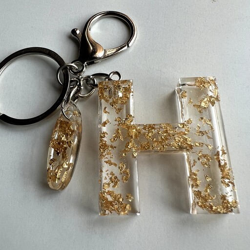 جاکلیدی و آویز حروف رزینی دستساز  کارشده با ورق طلا (حرف H)